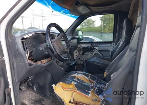 2002 Chevrolet Express z USA, uszkodzony, nr VIN 1GCHG35R221173362